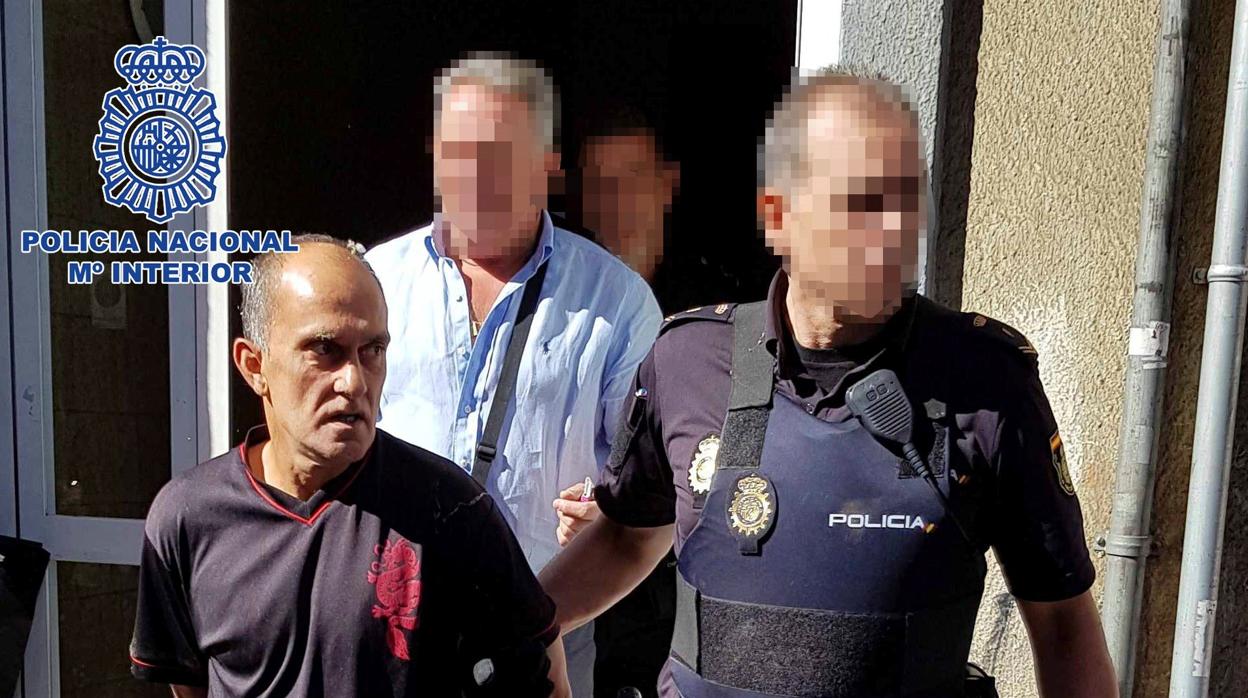 Momento del arrestro de Santiago Izquierdo Trancho por la Policía Nacional en la localidad de León