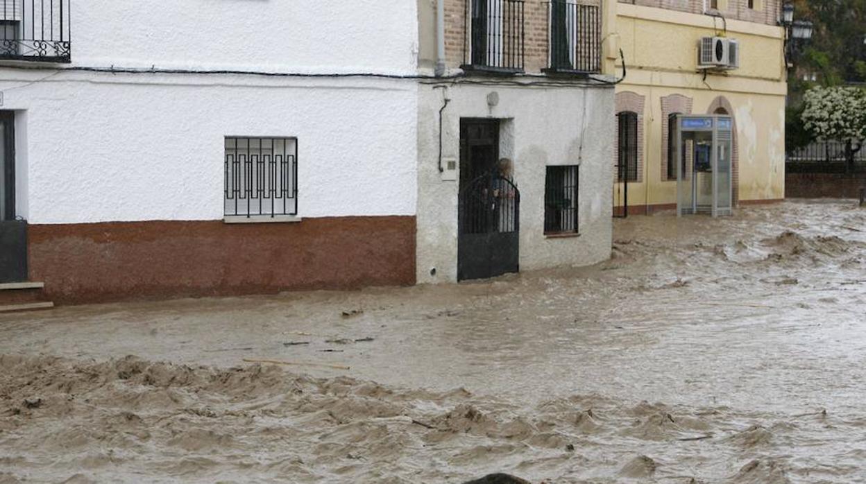 La riada mantuvo atrapados casi dos horas a cuatro personas