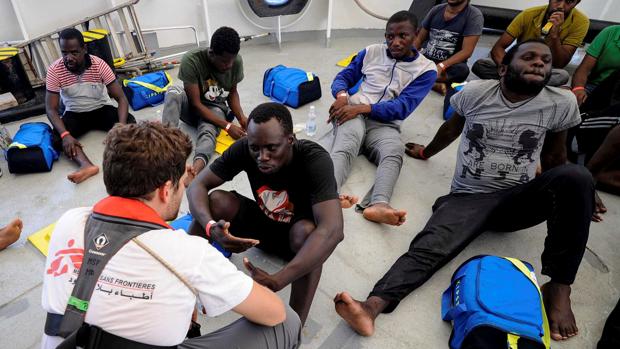 El Aquarius solicita un puerto seguro para desembarcar a 141 migrantes rescatados en el Mediterráneo