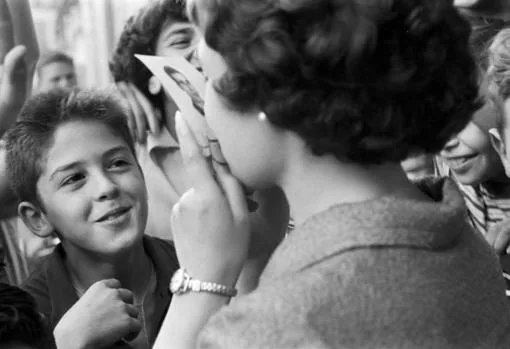 Fermina besa una Foto de Fede durante el Tour de 1959.