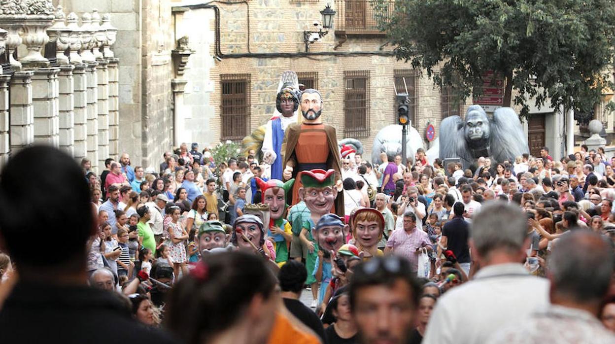 Gigantones y cabezudos en la plaza del Ayuntamiento de Toledo