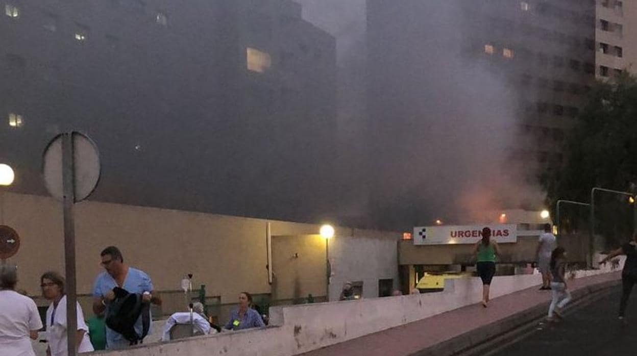 Imagen del exterior del Hospital de La Candelaria en el momento del incendio