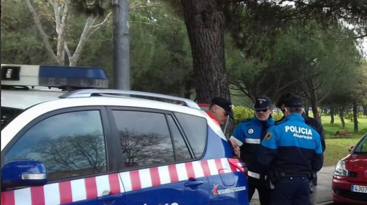 Agentes junto a un vehículo de la Policía Local de Alcorcón