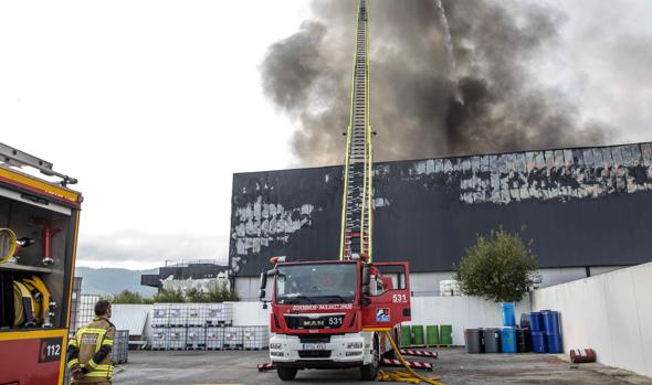 Un incendio calcina en Álava una nave que almacenaba dos millones de kilos de queso