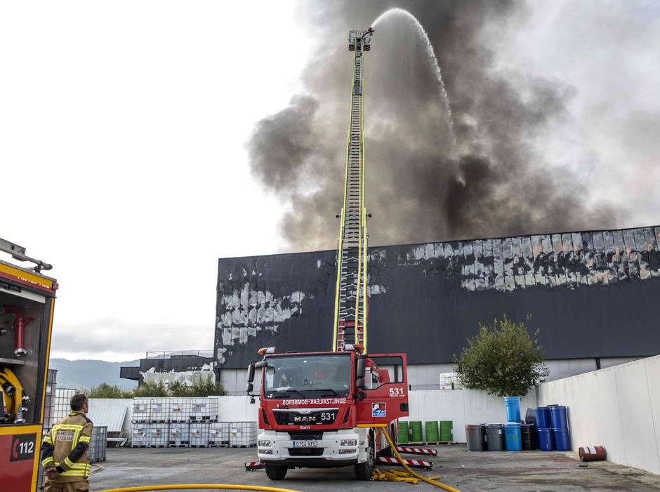 Un incendio calcina en Álava una nave que almacenaba dos millones de kilos de queso