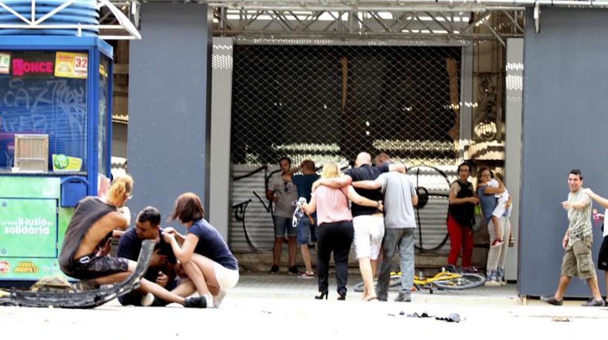 Varios personas son atendidas en el lugar del atropello masivo en las Ramblas de Barcelona, el 17 de agosto de 2017