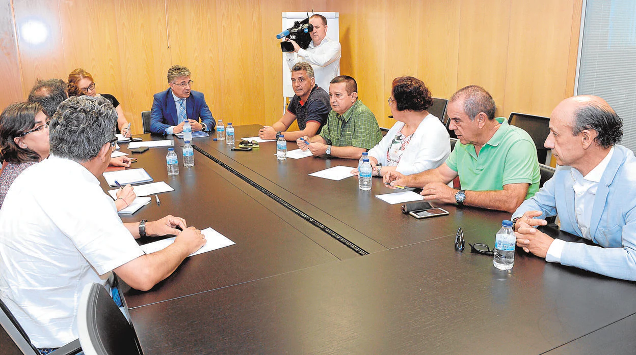 El gerente regional de Salud,Rafael López, se reune con representantes del sindicato Simecal de Castilla y León