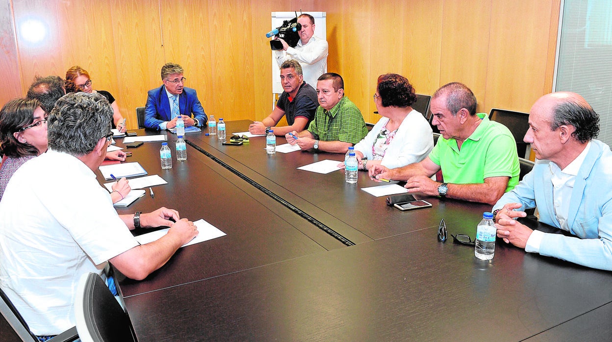 El gerente regional de Salud,Rafael López, se reune con representantes del sindicato Simecal de Castilla y León