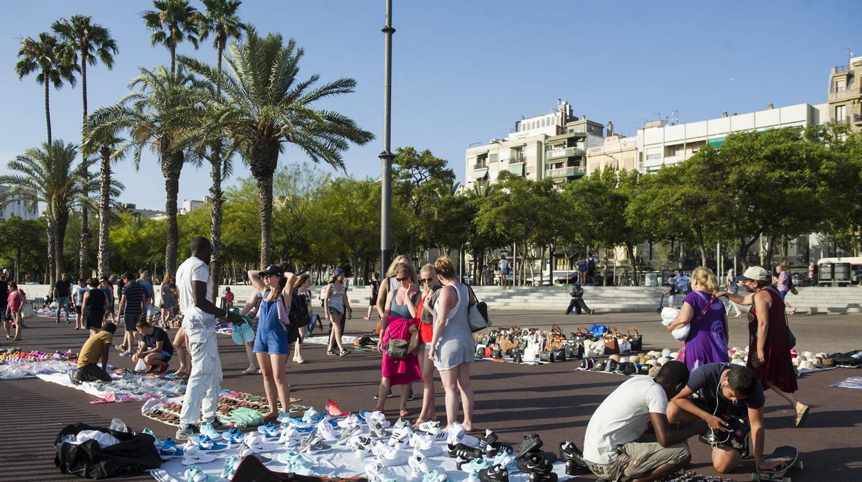 Decenas de manteros en las calles de Barcelona