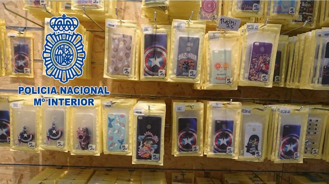 Detenidas 14 personas por distribuir fundas de móviles de personajes animados sin autorización