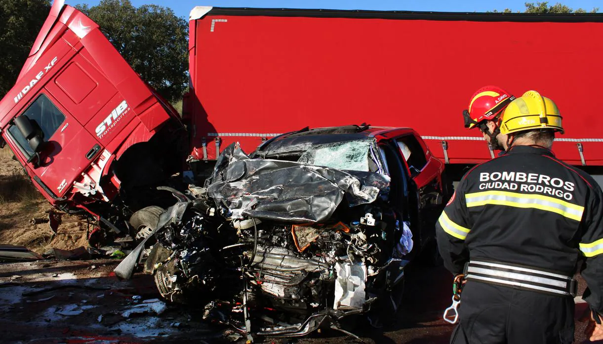 Los dos vehículos siniestrados en el accidente registrado en la N-620, entre Ciudad Rodrigo y Fuentes de Oñoro (Salamanca)