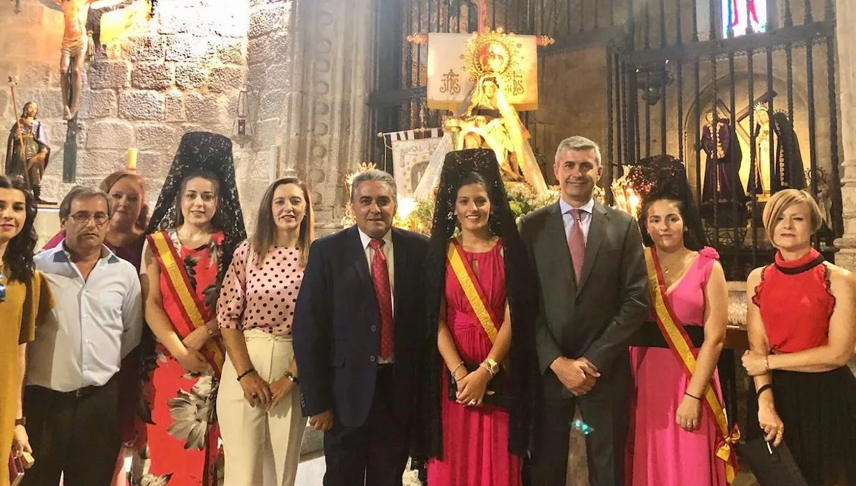 Álvaro Gutiérrez junto al alcalde y la reina y damas de las fiestas de Almorox
