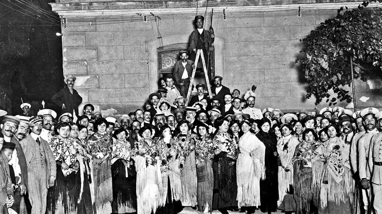 Un grupo de jóvenes quqe participan en las fiestas de la Paloma, en 1912