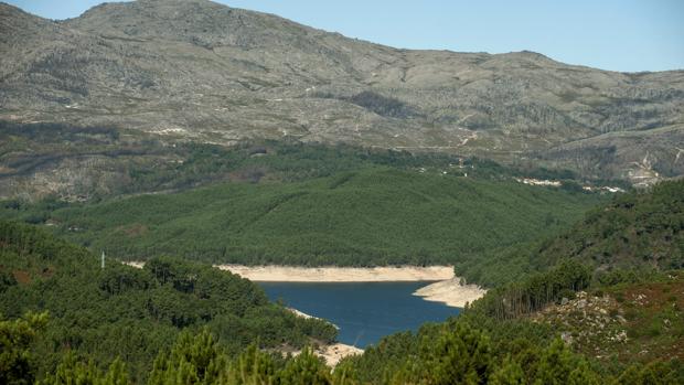 Hallan el cuerpo sin vida de una mujer de 39 años junto a su turismo en Ponferrada