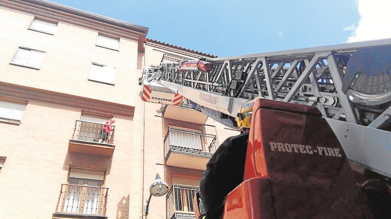 Un equipo de bomberos durante una intervención con la escala en Valladolid