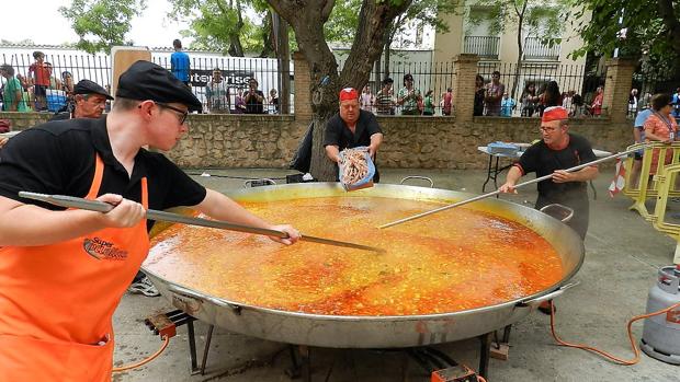 Paella solidaria a un euro en Quintanar de la Orden