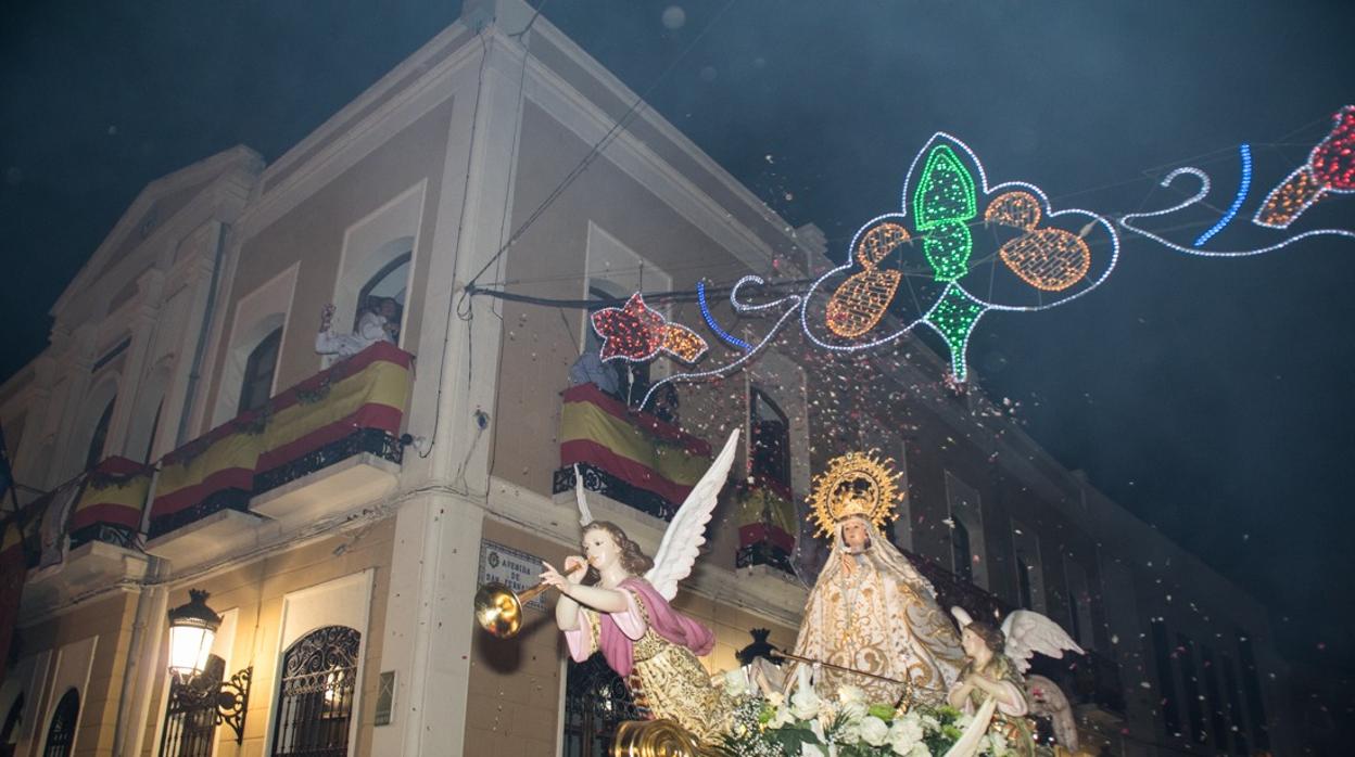 Lanzamiento de pétalos al paso de la Virgen