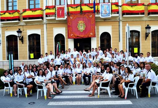 Los miembros de la banda municipal de música con la reina y las damas de las fiestas