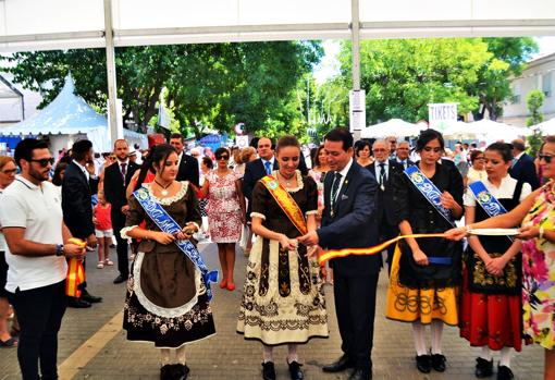 El alcalde corta la cinta inaugural