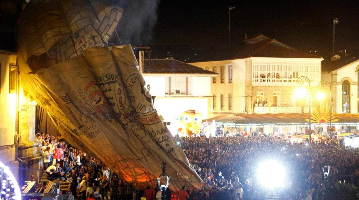 El globo de Betanzos rompe durante el hinchado y lo reparten entre el  público