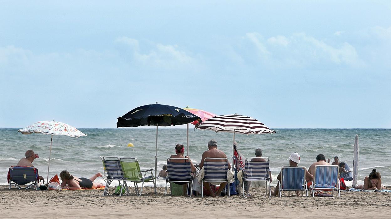 Imagen de gente en la playa de La Malvarrosa