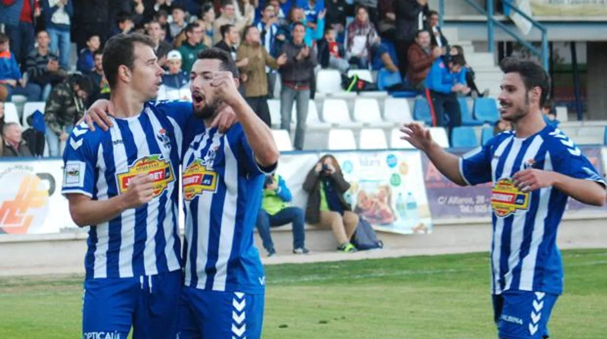 Tres jugadores del Talavera celebran un gol la pasada campaña