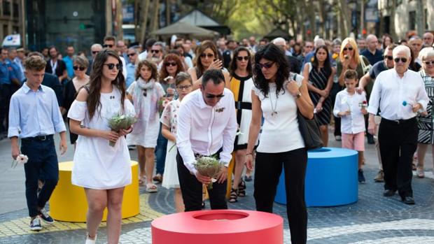 Lágrimas, flores y cariño de las familias para las víctimas del 17-A