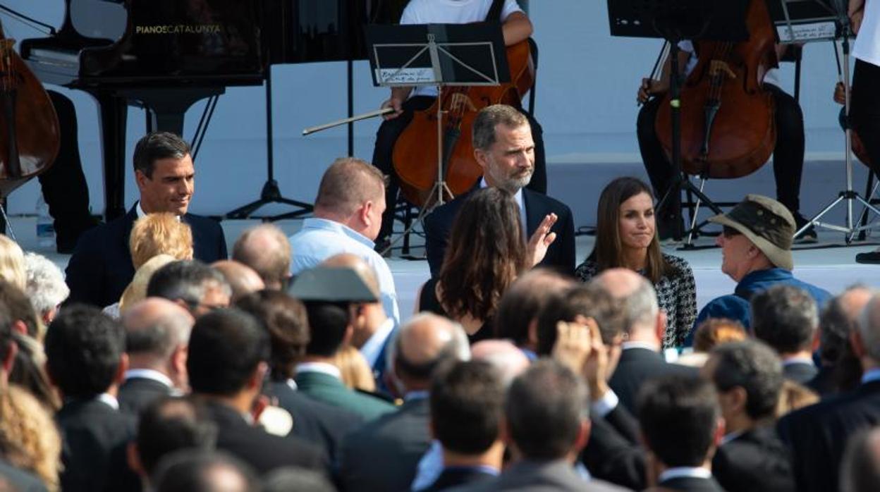 Los Reyes, acompañados por Pedro Sánchez, rinden homenaje a las víctimas del 17-A