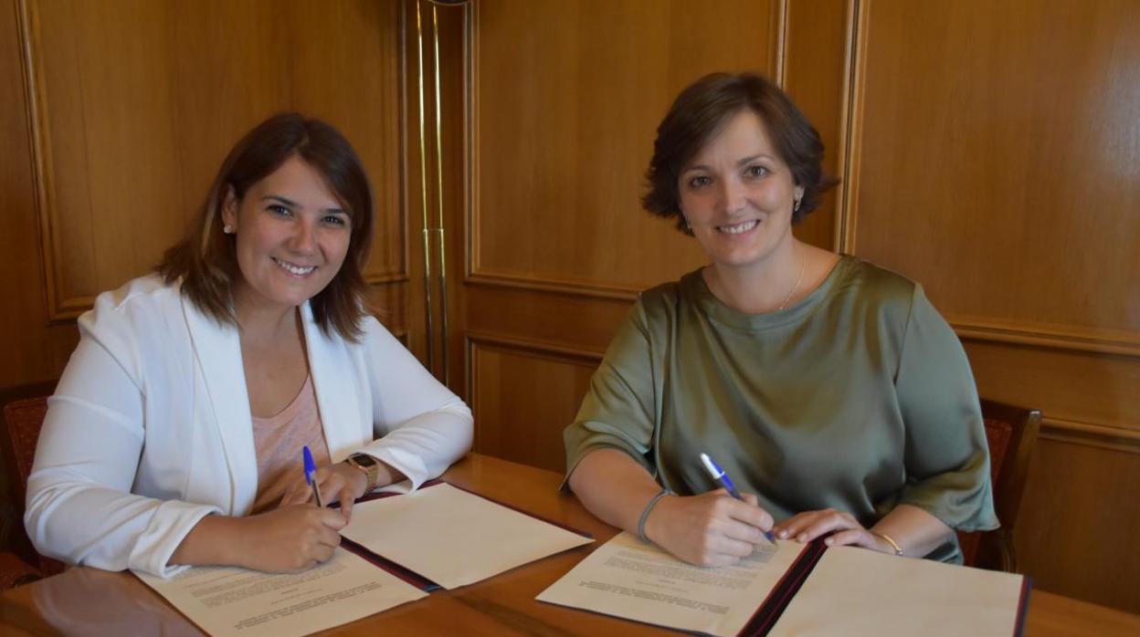 La consejera de Fomento, Agustina García, firma el convenio con la alcaldesa de Camarena, Rosario García Saco