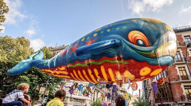 Miles de personas siguen en Bilbao el «Desfile de la ballena» y saludan al nuevo personaje de «la Txirla»