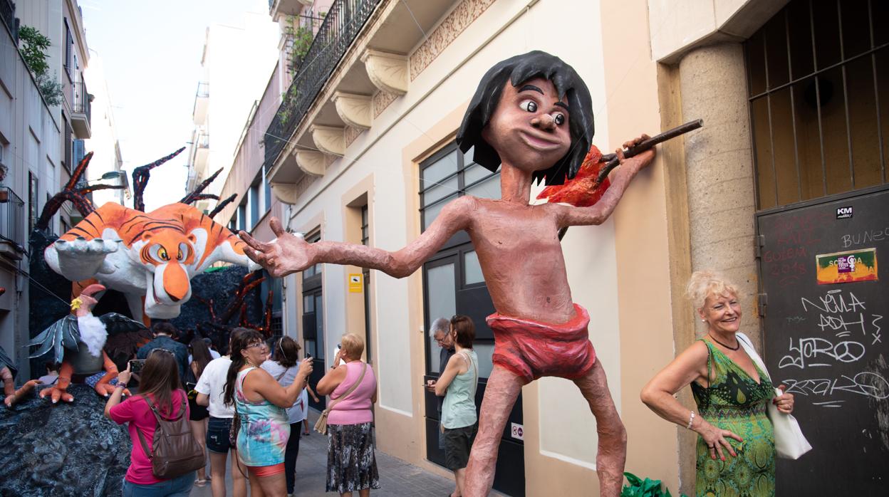 Calle decorada con motivos de «El libro de la selva»