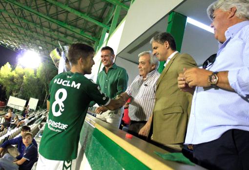 El concejal Juan José Pérez del Pino entrega el trofeo de subcampeón al Toledo