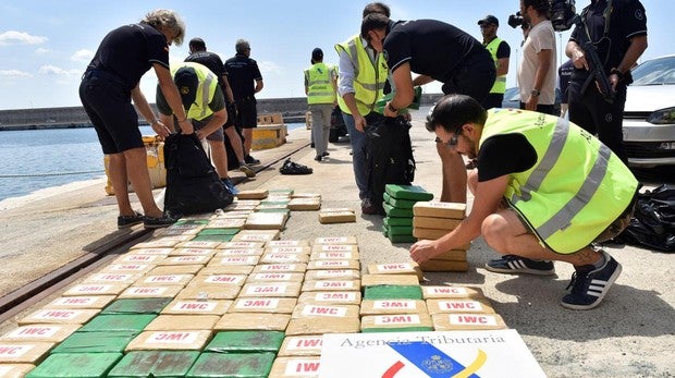 La Agencia Tributaria intercepta un barco con 300 kilos de cocaína en aguas de Baleares