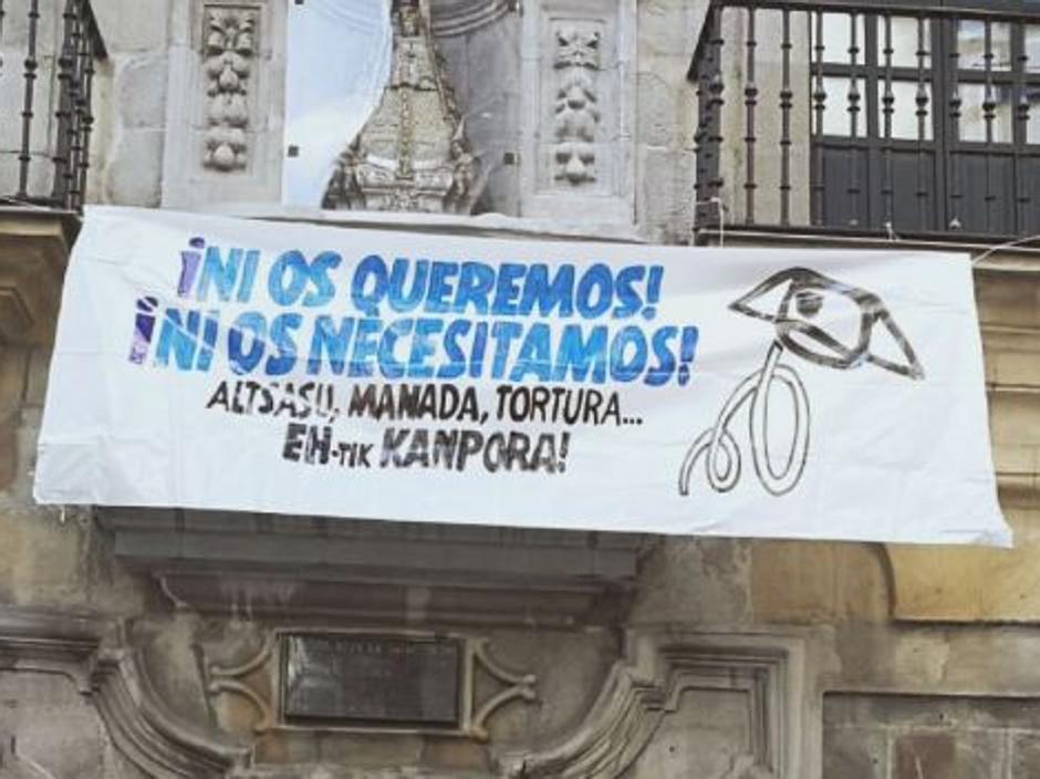 Denuncian una pancarta contra la Guardia Civil en unas oficinas dependientes del Ayuntamiento de Bilbao