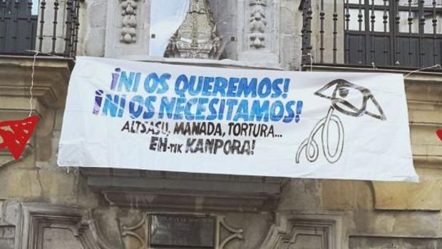 Denuncian una pancarta contra la Guardia Civil en unas oficinas dependientes del Ayuntamiento de Bilbao