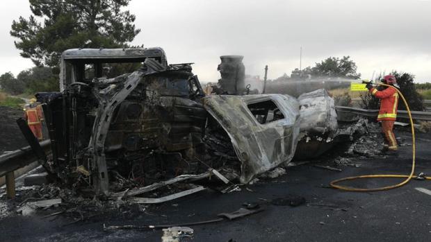 Un camión en llamas corta el carril izquierdo de la CV-36 en sentido Torrent