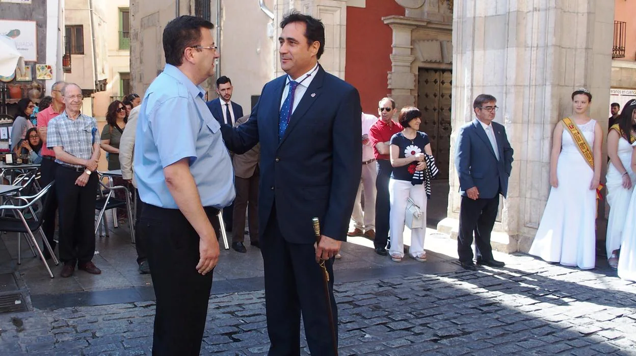 El alcalde de Cuenca, Ángel Mariscal, junto con el nuevo pregonero de las fiestas de San Mateo