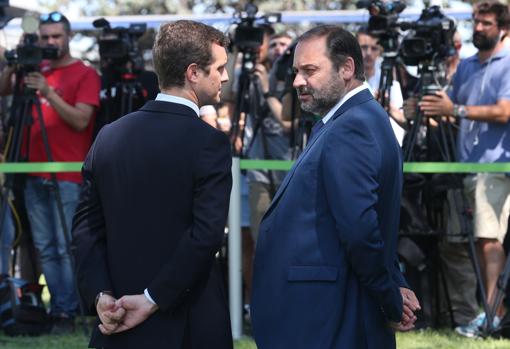 Pablo Casado y José Luis Ábalos conversan ayer, tras el homenaje