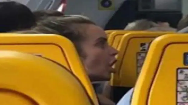 Vídeo: dice ser empleada de Easyjet y «monta un pollo» en un vuelo de Ryanair