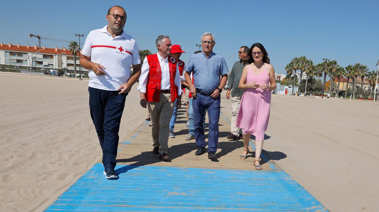 Joan Ribó y Mónica Oltra, este martes en la playa de la Malvarrosa