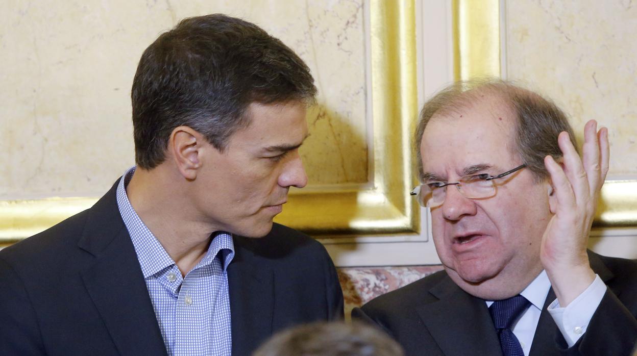 Vicente Herrera dialoga con el presidente del Gobierno Pedro Sánchez.