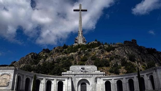 ¿Debe el Gobierno exhumar los restos de Franco?