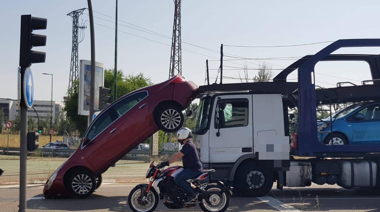 Foto de cómo ha caído el vehículo por encima del camión en la avenida Madrid