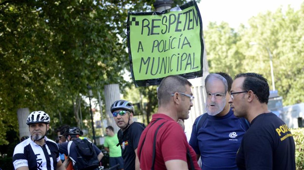 Protesta de policías municipales, hace un mes, en Madrid