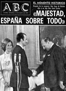 Mayo de 1977. En una sencilla y breve ceremonia celebrada en el ámbito familiar del Palacio de la Zarzuela, Don Juan renunció formalmente a sus derechos dinásticos y cedió a su hijo la jefatura de la Familia y Casa Real de España. ABC recogió en su portada ese momento histórico.