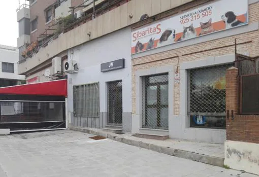En el local Sibaritas, en el número 18 de la avenida de Portugal, la asociación Hogar Social tiene su sede en Toledo. En el escaparate se puede ver el logotivo de esta agrupación