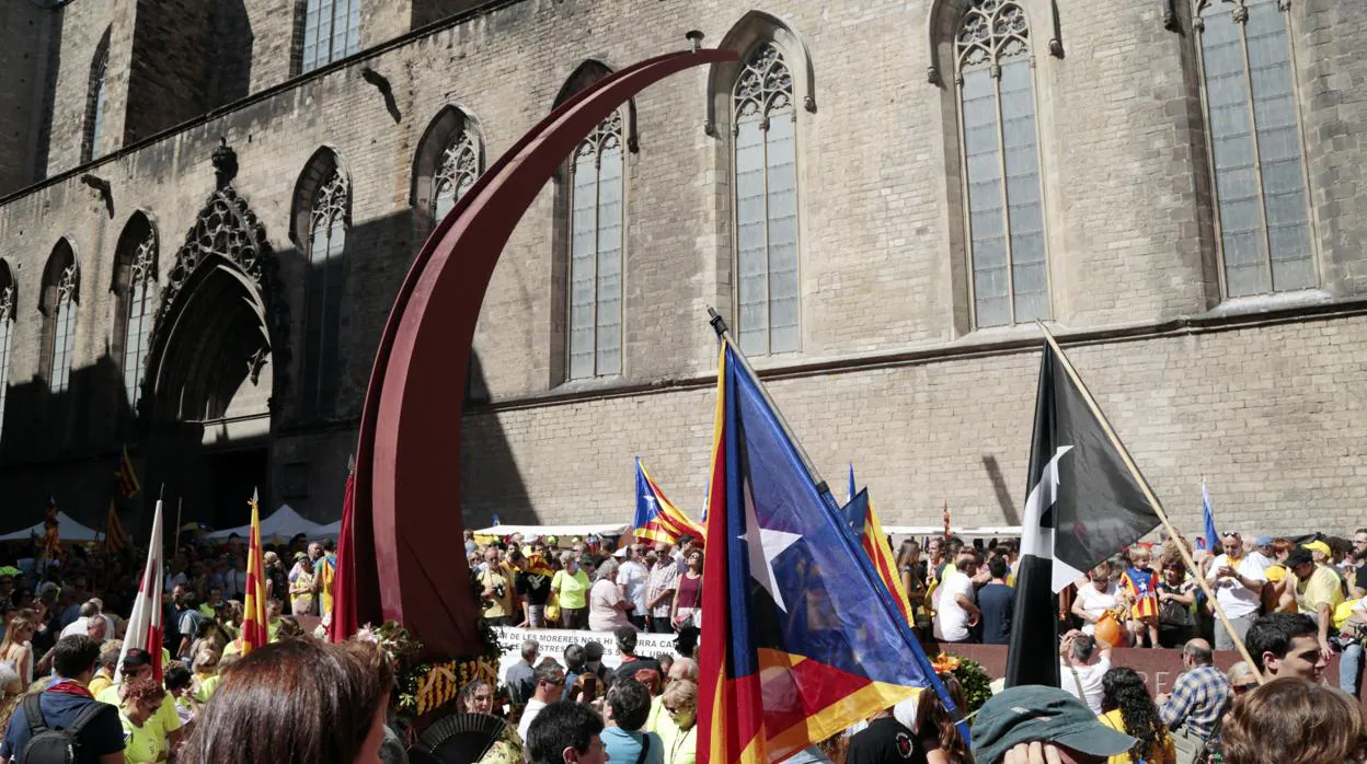 Ambiente festivo durante la diada de Catalunya, en el Fossar de les Moreres