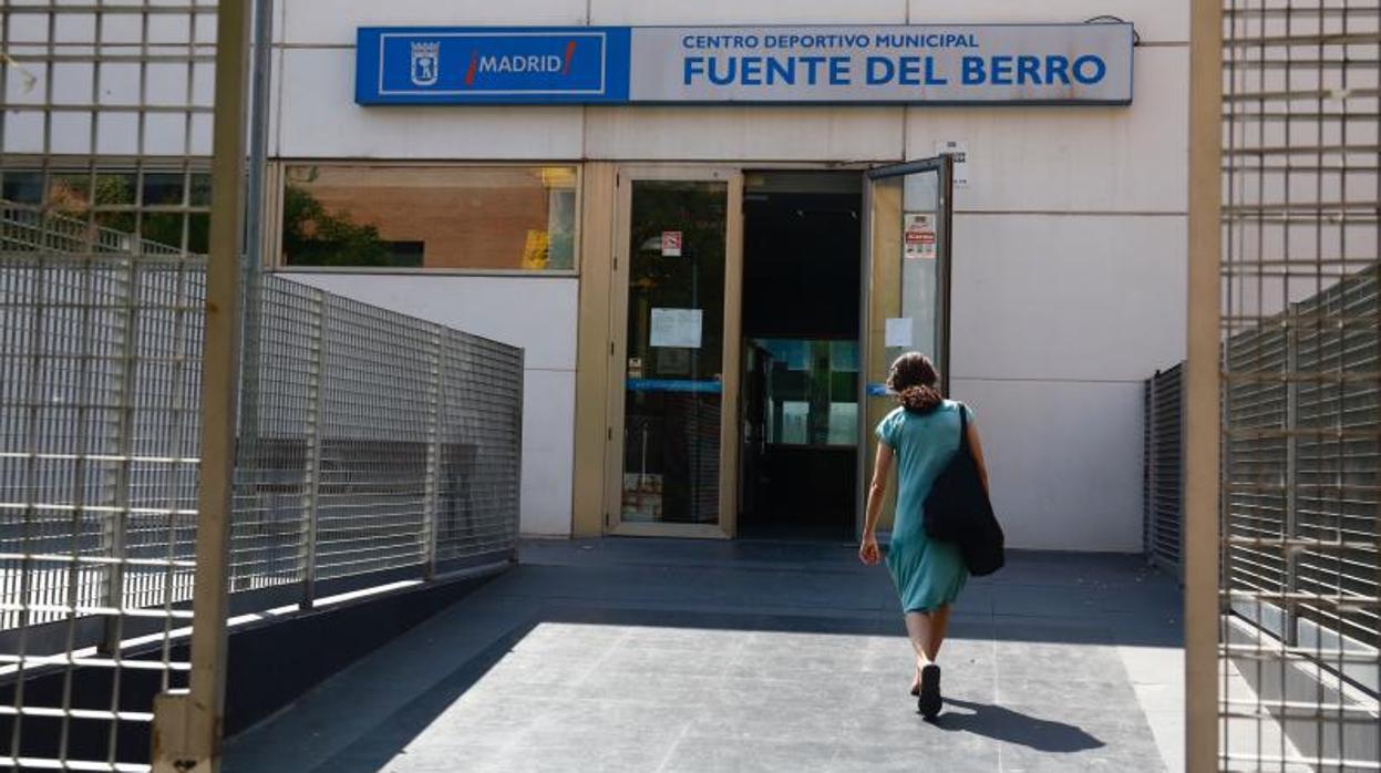 Entrada principal al Centro Deportivo Municipal Fuente del Berro