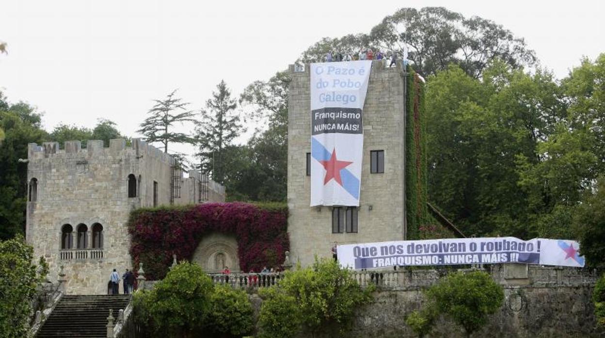 Protesta de activistas del BNG en el Pazo de Meirás