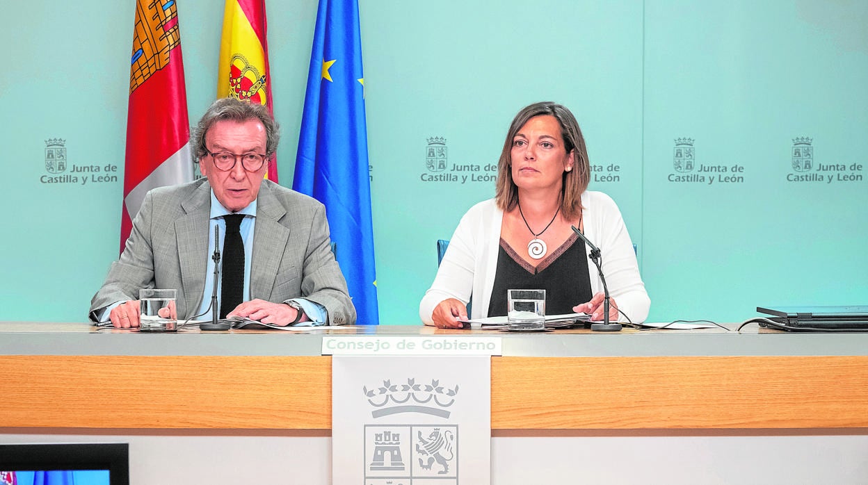 José Antonio de Santiago-Juárez y Milagros Marcos en la rueda de prensa posterior al Consejo de Gobierno